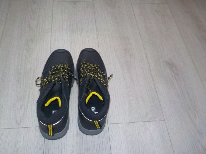Chaussures de marche , P . 44 - photo numéro 2