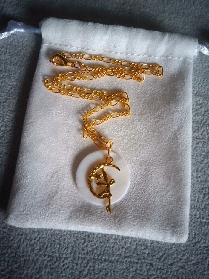 Collier petite fée sur disque de nacre blanche