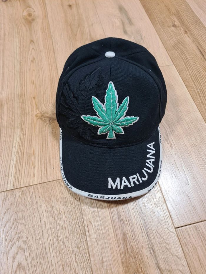 Casquette noir marijuana