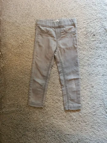 Pantalon élastique gris taille 3 ans.