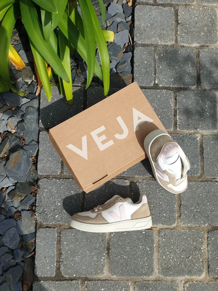 Veja V10 White Petal Sahara
