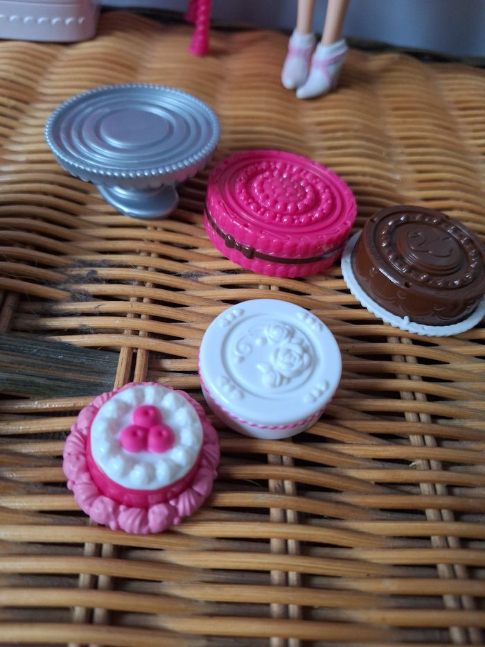 Barbie pâtissière avec son four et 2 poupées chelsea (soeurs de barbie) - photo numéro 7