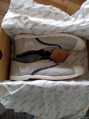 Basket taille 36 neuve Kaporal