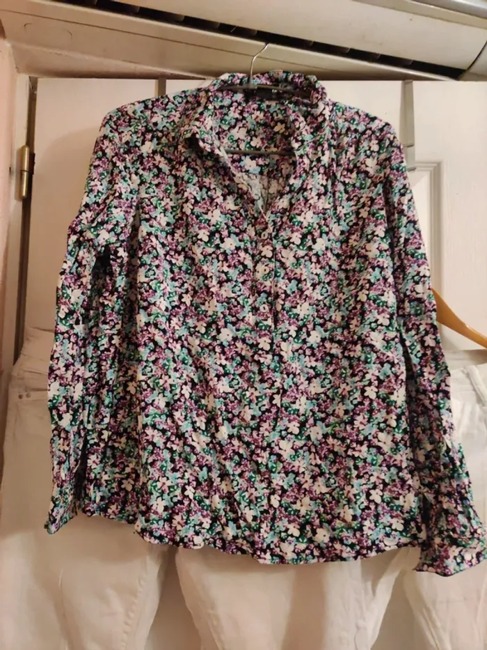 Lot vêtements 2 pantalon blanc chemise fleurs - photo numéro 2