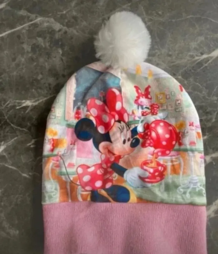 Bonnet Disney minnie en très bon état. Tour de tête 54 cm