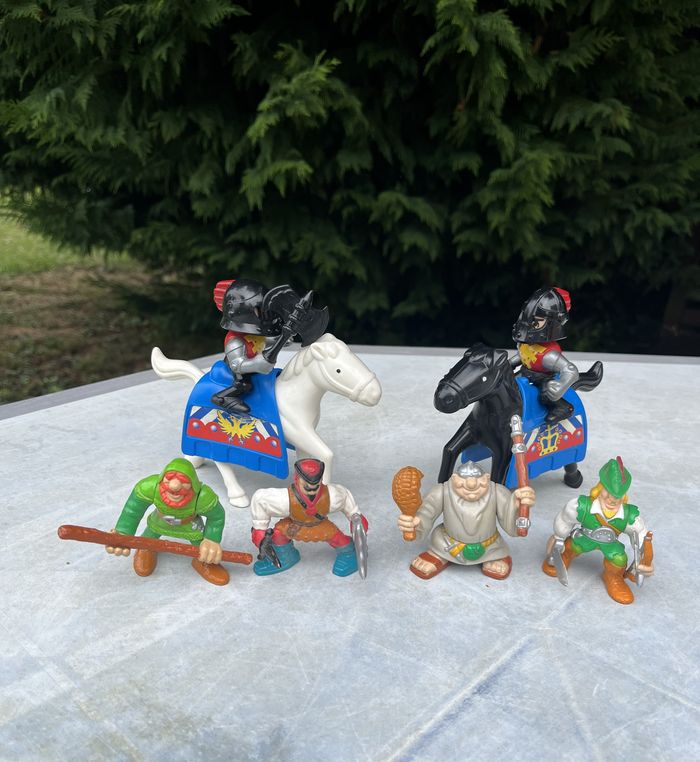 Figurines Robin des bois (4) & 2 chevaliers à cheval