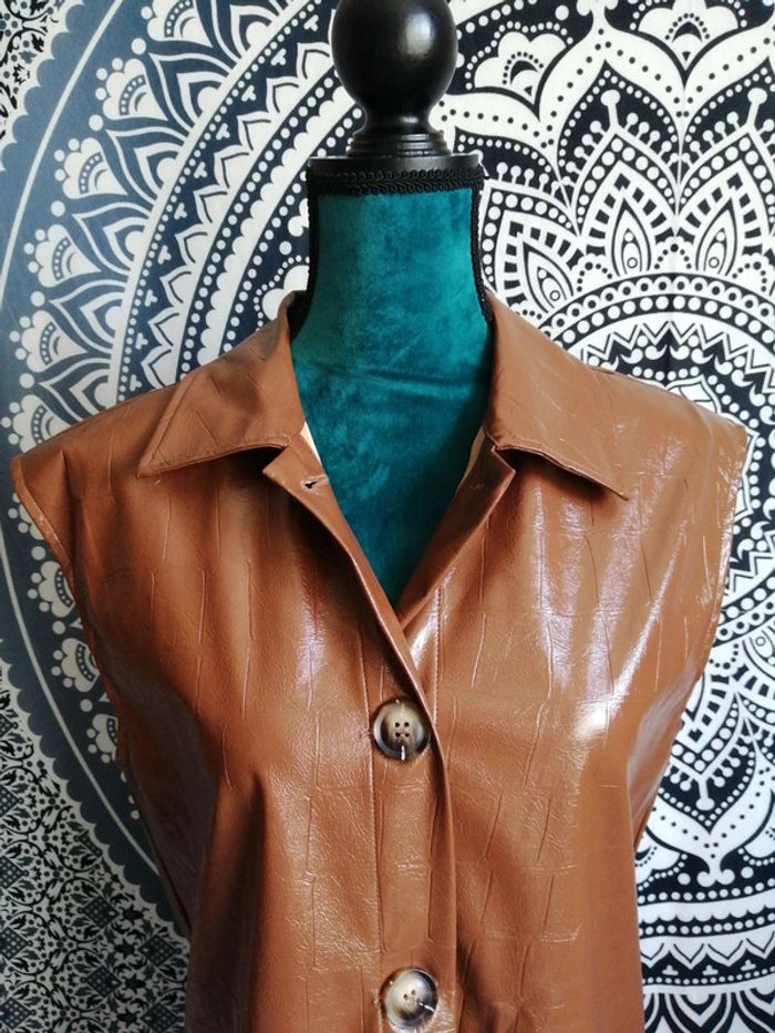 Veste simili cuir marron sans manches avec boutons / sans marque / (TU) - photo numéro 3