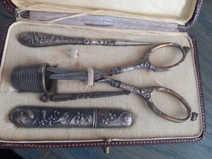 Set de couture ancienne