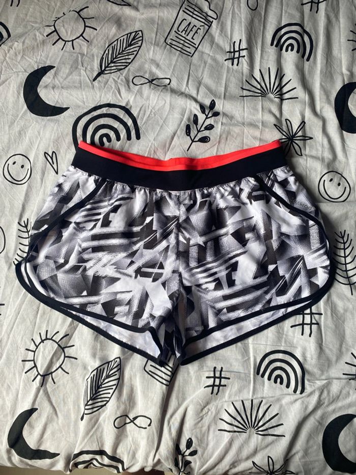 Short noir et blanc Domyos taille M