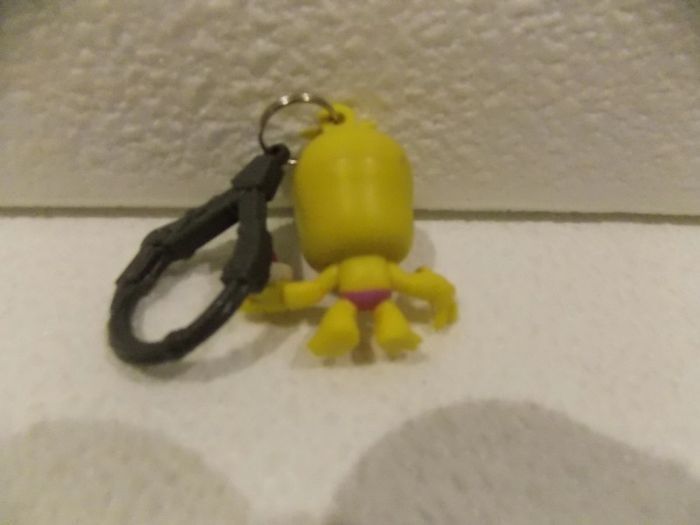 porte clef figurine jaune   five night at ereay - photo numéro 2