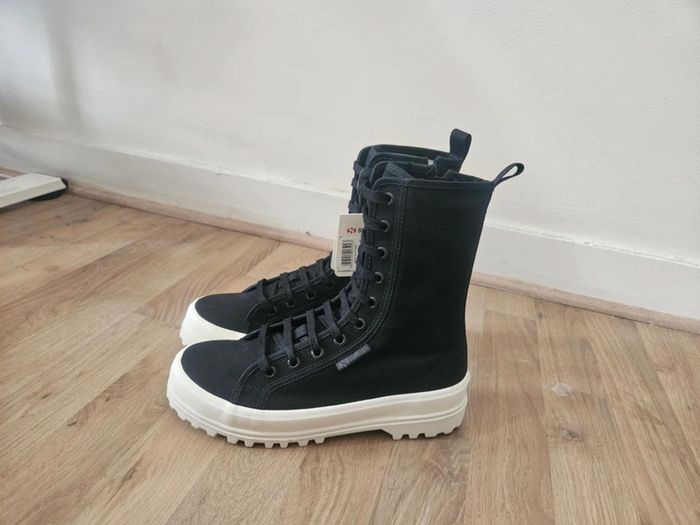 Bottines noires Superga neuves jamais portées dans leur boîte d'origine taille 38