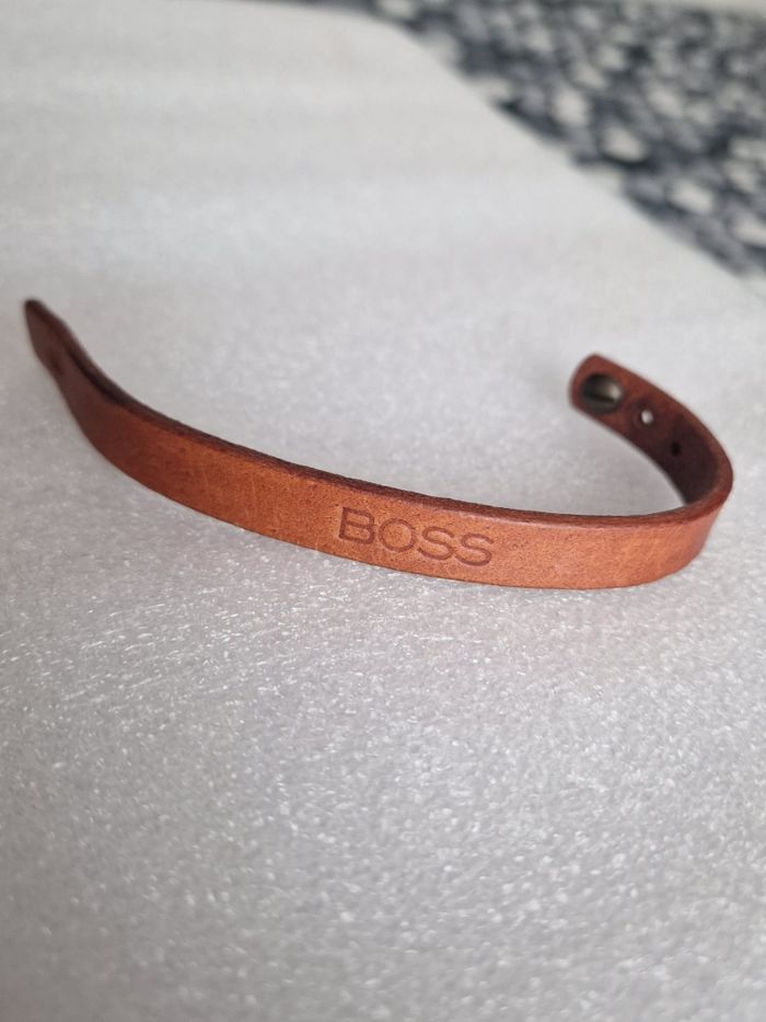🪶 Bracelet en cuir marron BOSS – 19 cm