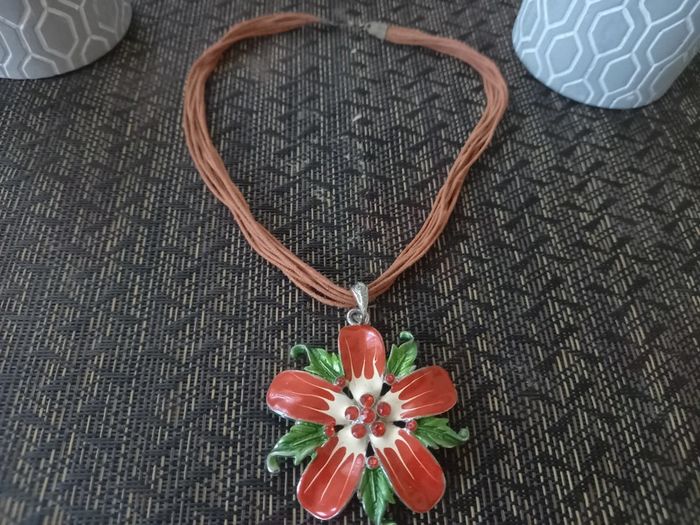 Collier à cordes avec grosses fleur Rouge et verte - photo numéro 5