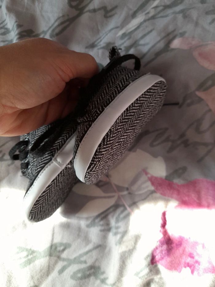 Chaussures bébé neuve 3 à 6mois - photo numéro 5