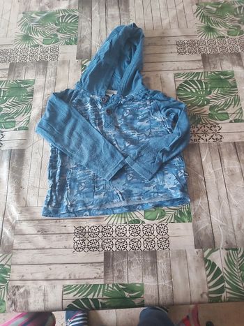 T-shirt à capuche bleu