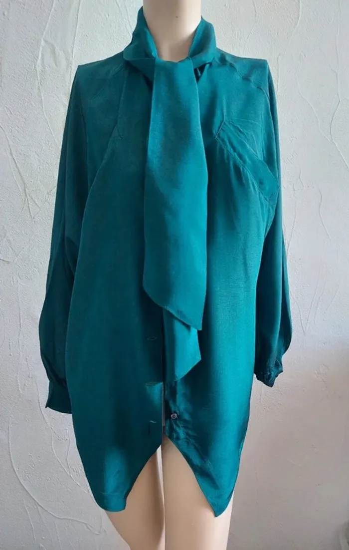 Chemisier bleu-vert élégant avec noeud Marque française