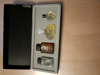 COFFRET AZZARO  4 MINIATURES UNE DE 2ML, DEUX DE 5ML ET UNE DE 7ML