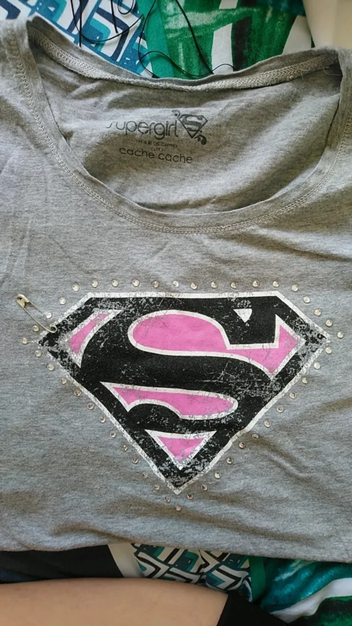 🌺T shirt supergirl, édition limitée cache cache 🌸 - photo numéro 3