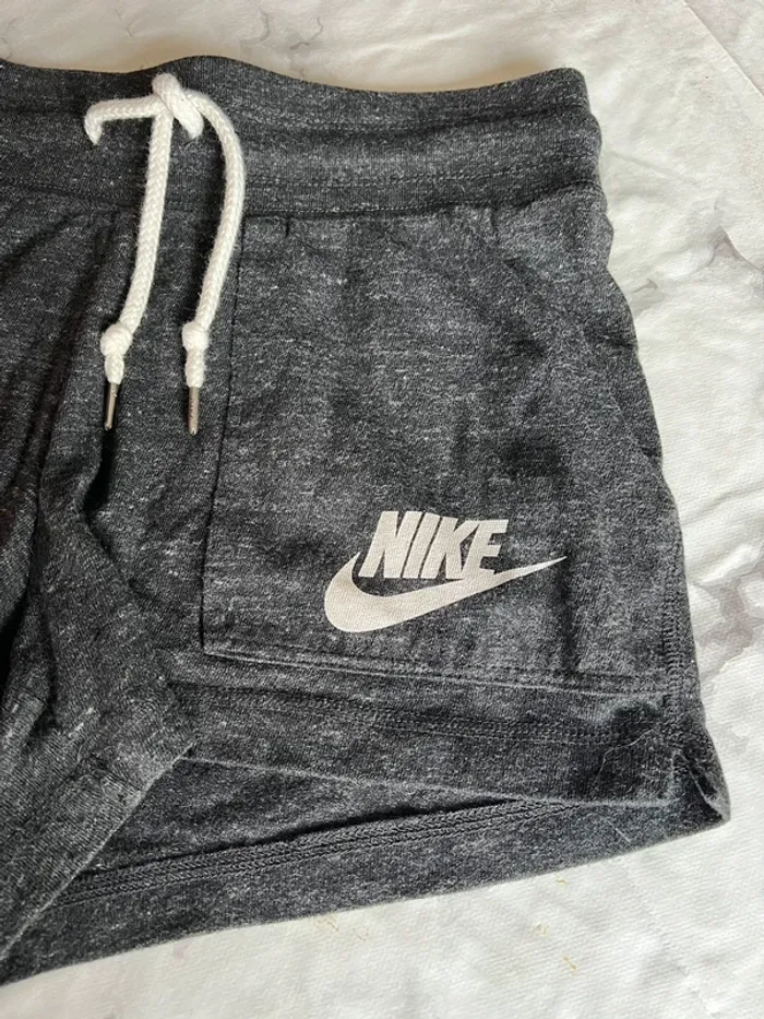 Short Nike taille s - photo numéro 2