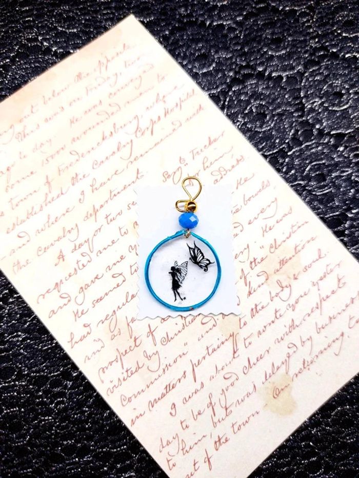 magnifique pendentif en résine avec stickers fée et papillon