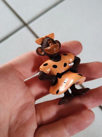 Figurine singe avec robe rose omo