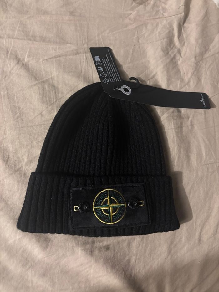 Bonnet neuf noir avec étiquette