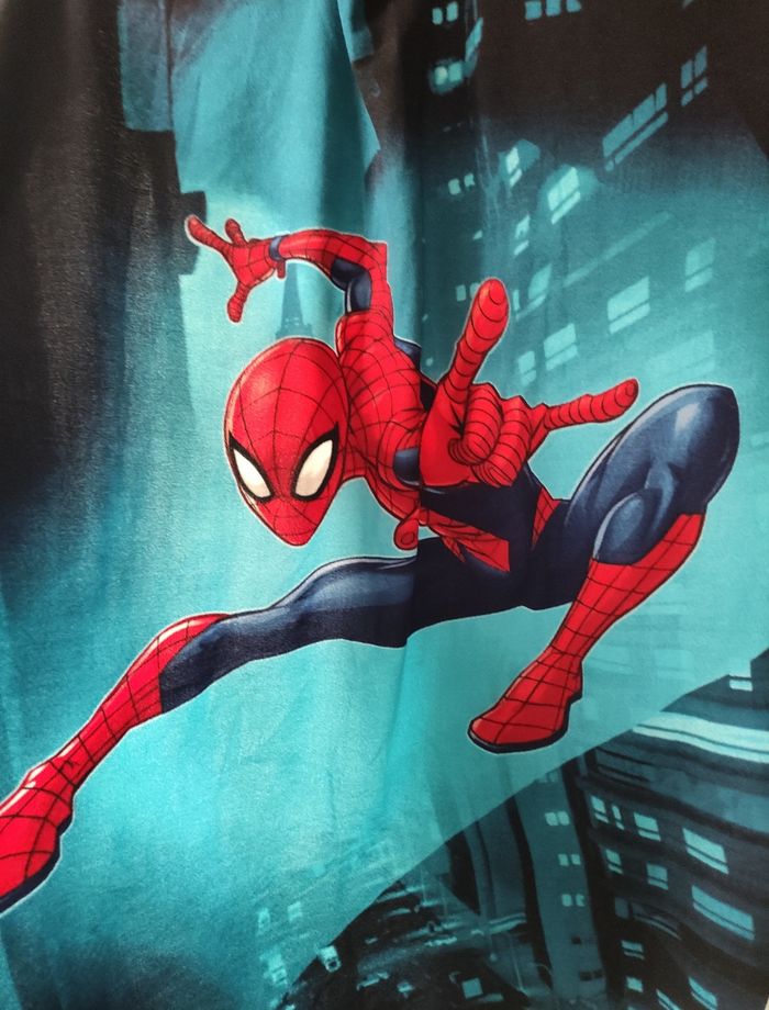 Plaid Spiderman Marvel 
Très bon état
 taille 140×120 cms - photo numéro 2
