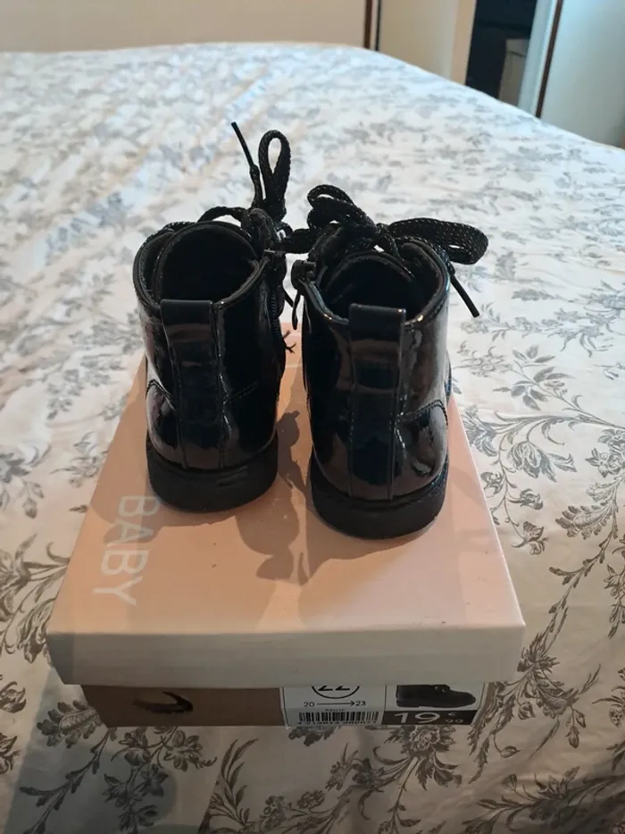 Bottines vernis noire pointure 22 - photo numéro 4