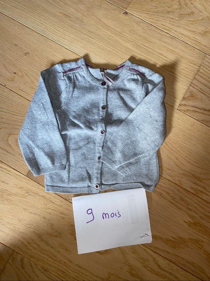 Lot gilet sweat 9 mois - photo numéro 4