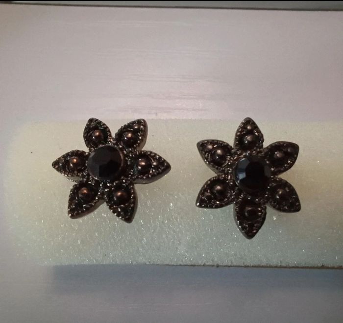 Boucles d'oreilles en forme de fleur noir En très bon état - photo numéro 2