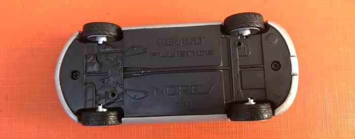 Voiture miniature Renault Fluence Norev Echelle : 1/43ème - photo numéro 4