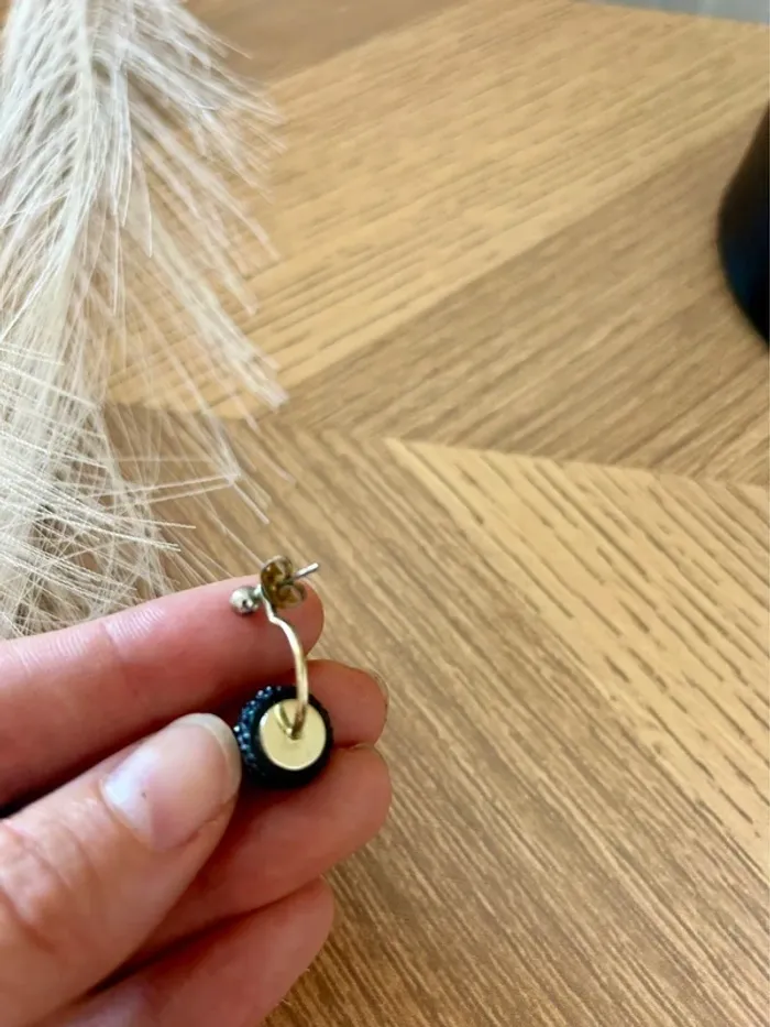 Boucles d’oreilles pendantes argentées avec perles et strass noirs – Élégantes et féminines - photo numéro 5