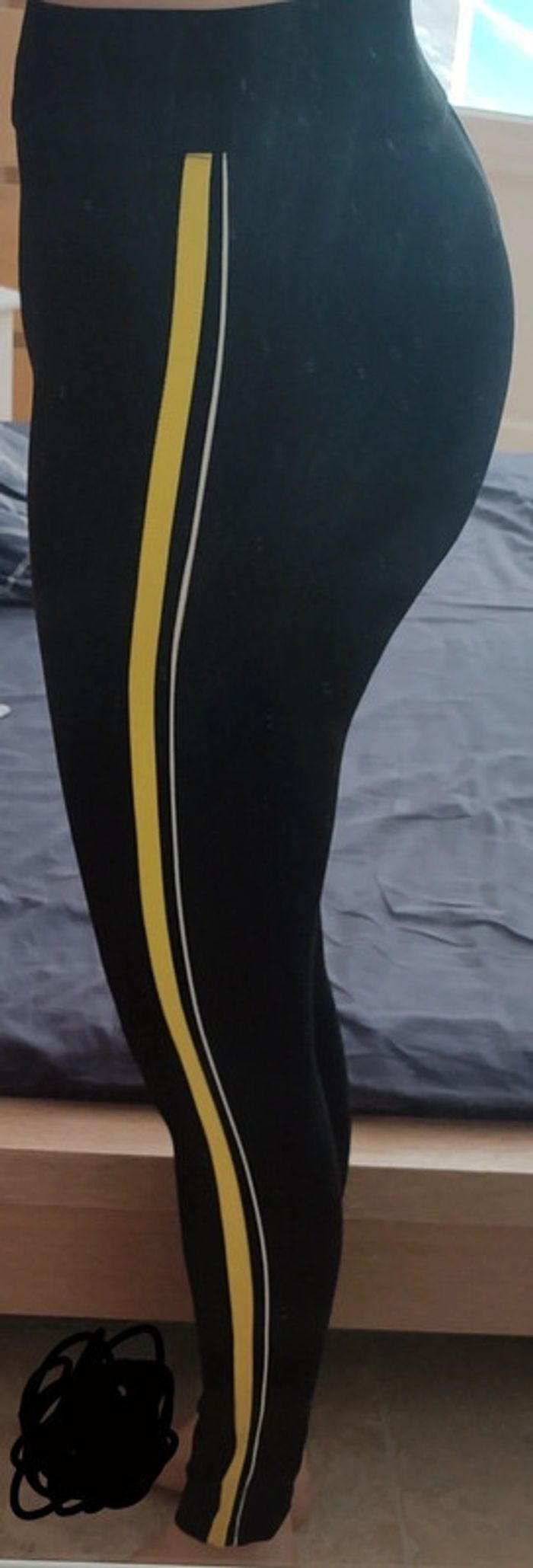 Legging noir traits jaune et blanc Zara taille M - photo numéro 2