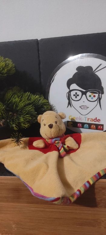 doudou winnie l'ourson jaune écharpe rayure rayé multicolore vert jaune bleu orange Disney Nicotoy