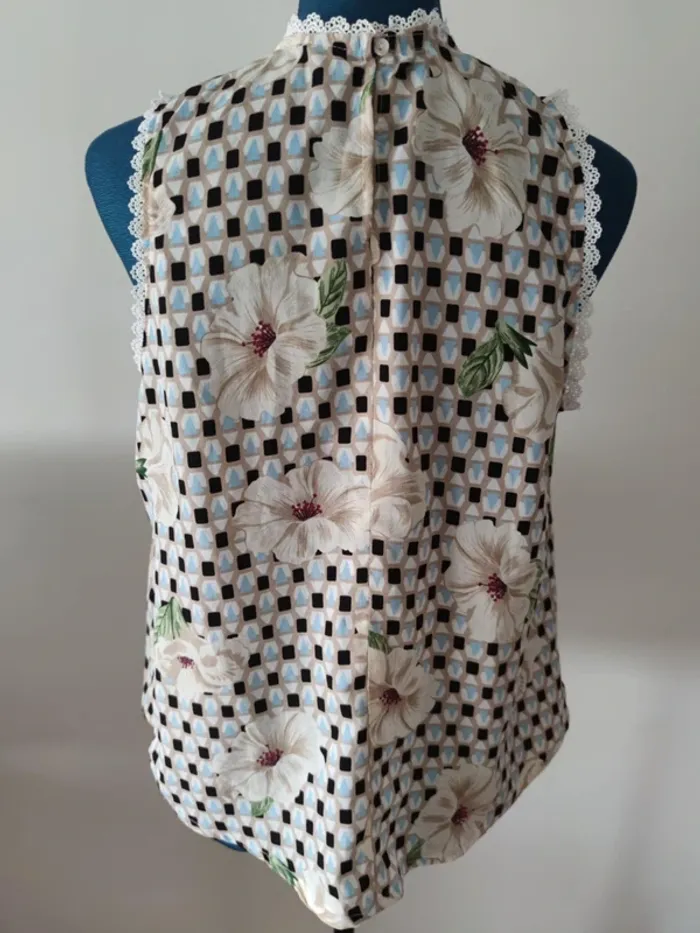 Blouse sans manches fleurie dentelle - photo numéro 2
