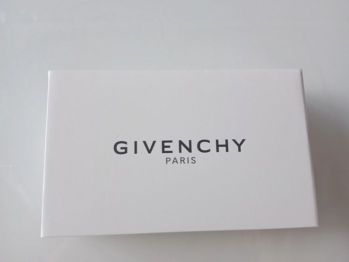 Porte feuille zippé Givenchy neuf - photo numéro 17