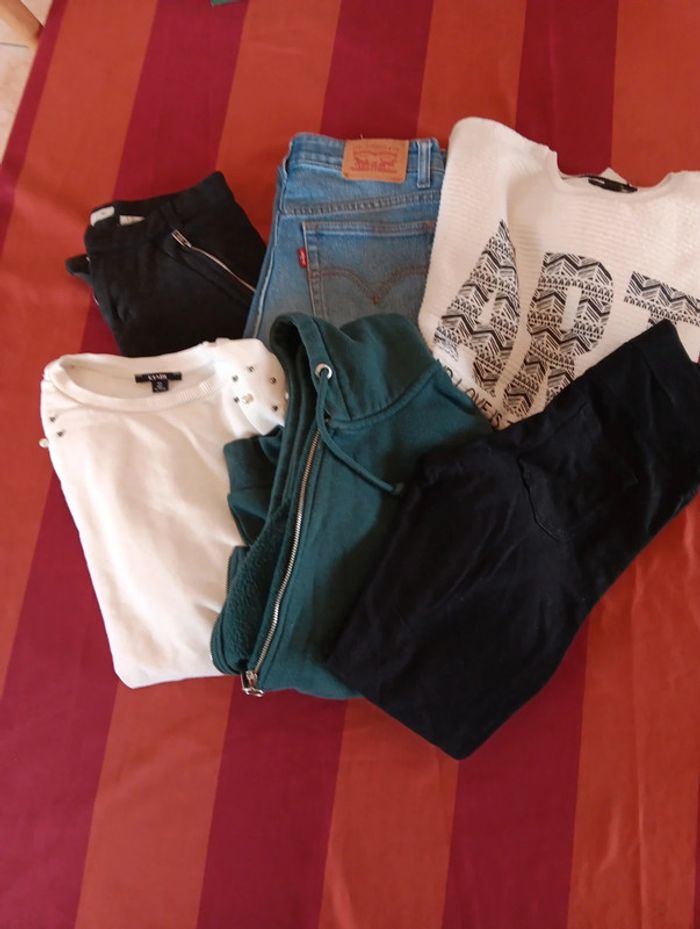 Lot de pantalons et pulls