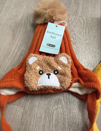 Lot de 2 bonnets enfant neufs avec étiquettes.