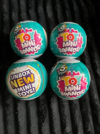 4 boules Mini brands