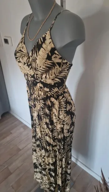 Robe bretelles cache-coeur fleurs tropicales dorées