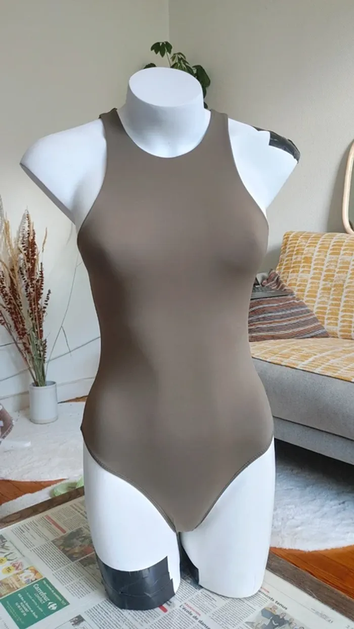 Body en nylon sans manche encolure américaine - photo numéro 3