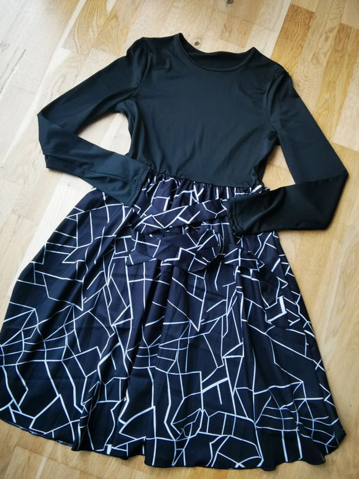 Robe avec ceinture noire et blanche