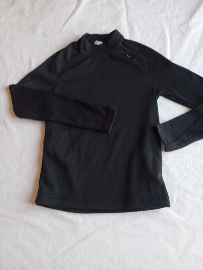 Sous pull de marque Decathlon et de taille 8ans