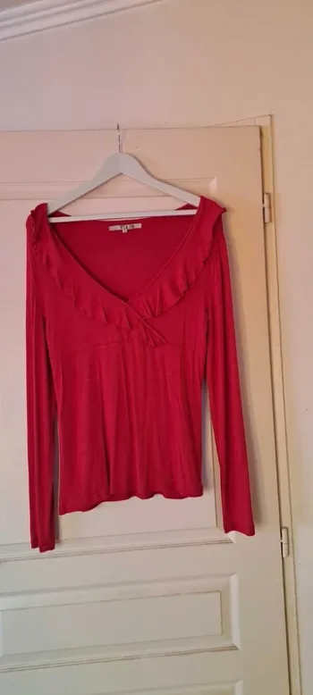 T Shirt manches longues rouge grand décolleté - Marque Via 28 - Taille 42 - État neuf.