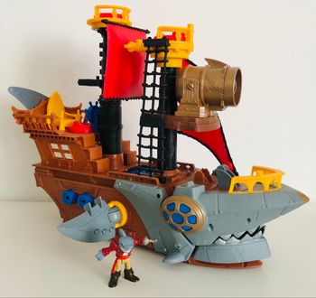 Grand bateau de pirate avec pirate requin