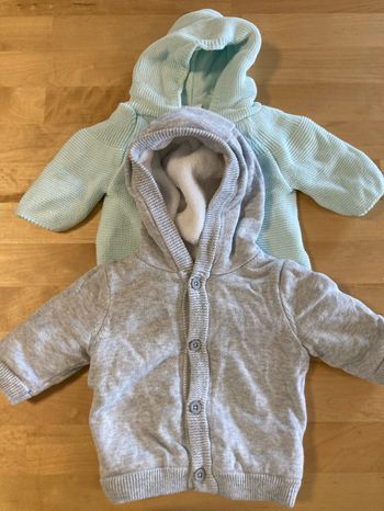 2 gilets gris et bleu clair