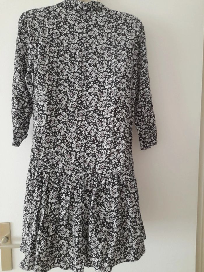 Robe courte avec volant en bas. - photo numéro 5