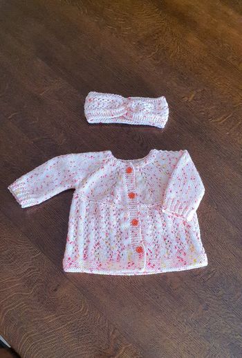 Brassière/gilet  et bandeau assorti au tricot