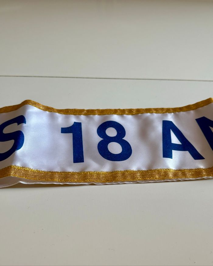 Écharpe Miss 18 ans blanche avec bordure dorée – Anniversaire - photo numéro 3