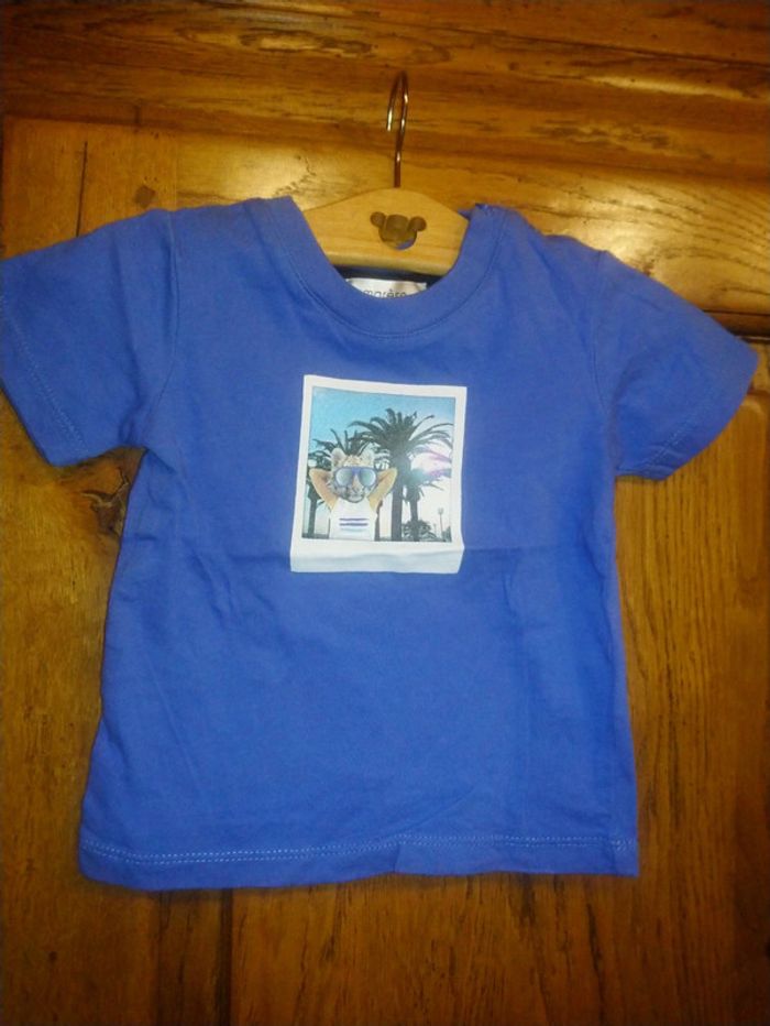 Joli tee shirt bébé garçon manches courtes taille 12 mois en très bon état